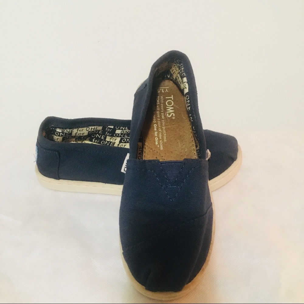 TOMS kids classics shoes size 1 1/2